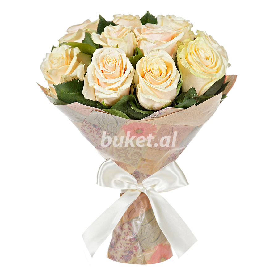 Krem rəngli qızılgüllərdən ibarət buket
